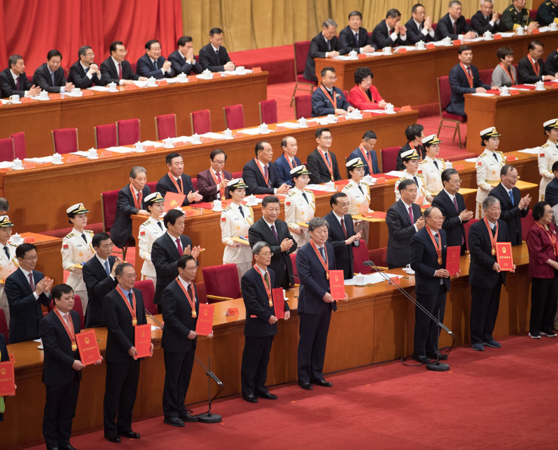 12月18日,庆祝改革开放40周年大会在北京人民大会堂隆重举行。中共中央总书记、国家主席、中央军委主席习近平在大会上发表重要讲话。这是习近平等为获得改革先锋称号人员代表颁奖。