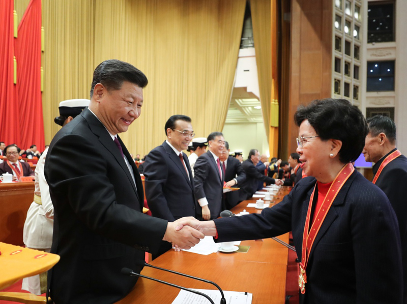 12月18日,庆祝改革开放40周年大会在北京人民大会堂隆重举行。中共中央总书记、国家主席、中央军委主席习近平在大会上发表重要讲话。这是习近平等为获得改革先锋称号人员代表颁奖。