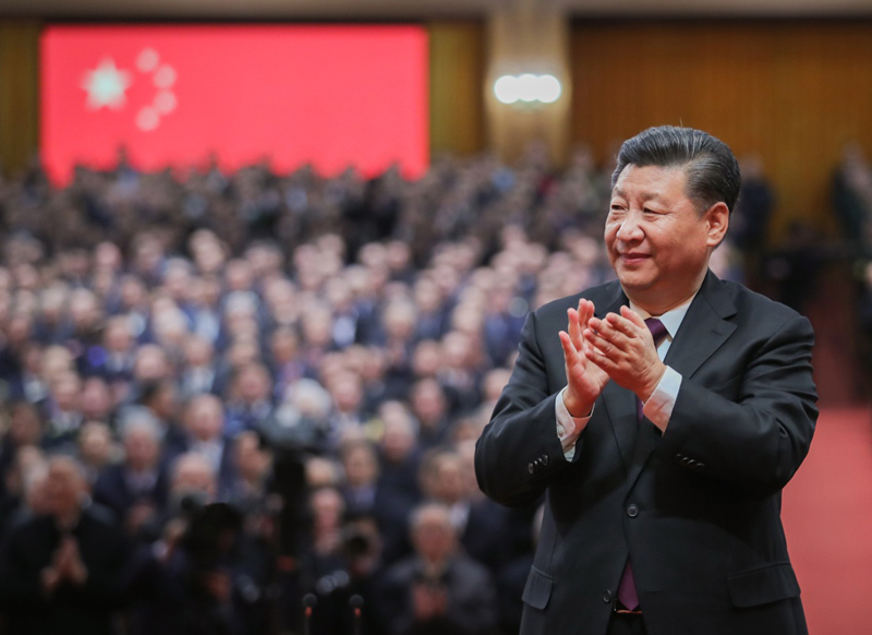 12月18日,庆祝改革开放40周年大会在北京人民大会堂隆重举行。中共中央总书记、国家主席、中央军委主席习近平在大会上发表重要讲话。这是习近平鼓掌向受表彰人员表示祝贺。