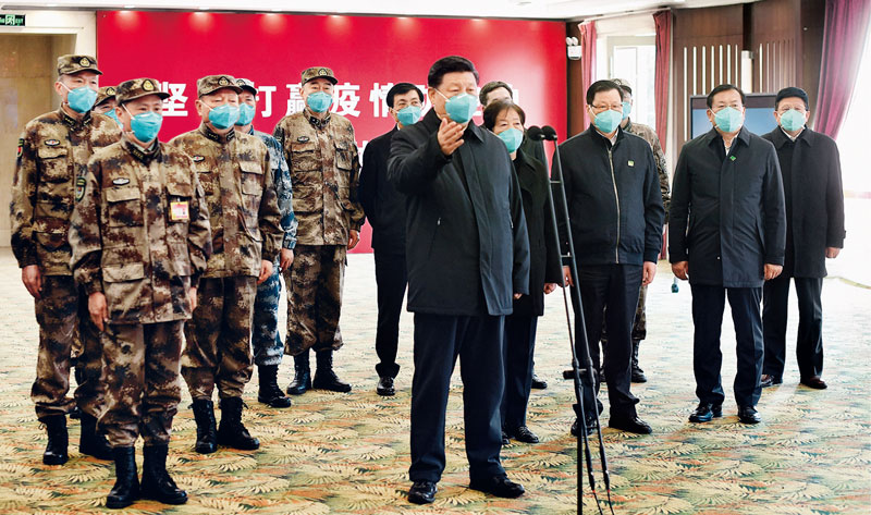 2020年3月10日,中共中央总书记、国家主席、中央军委主席习近平专门赴湖北省武汉市考察新冠肺炎疫情防控工作。这是习近平在火神山医院指挥中心视频连线感染科病房,与病房内患者和医务人员亲切交流。