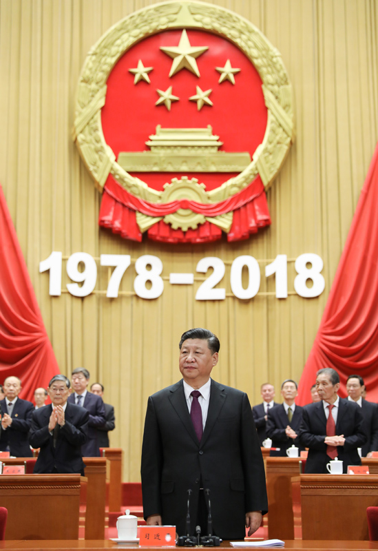 12月18日,庆祝改革开放40周年大会在北京人民大会堂隆重举行。中共中央总书记、国家主席、中央军委主席习近平在大会上发表重要讲话。这是习近平在主席台向全场致意。